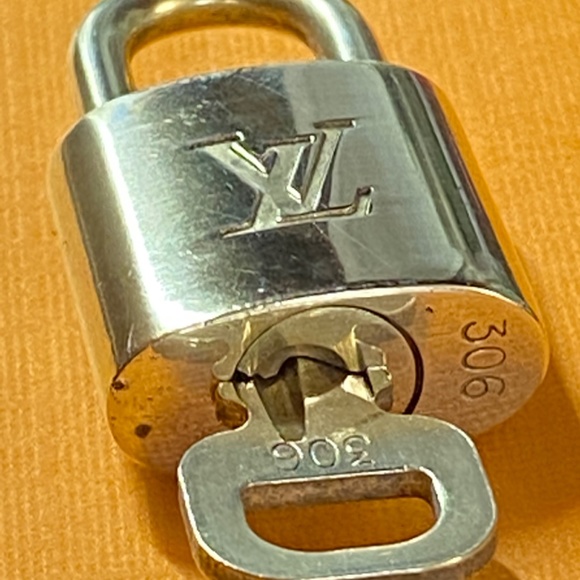 Louis Vuitton brass lock set with key #3o6 Authentic padlock - Picture 2 of 3